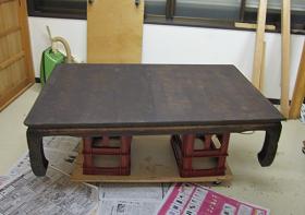 漆塗り工程、２回目漆下地付け（漆錆付け）した座卓を全体に見た写真です